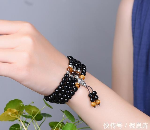 戴银手镯已经过时了,今年开始流行戴这样的手链,超好看