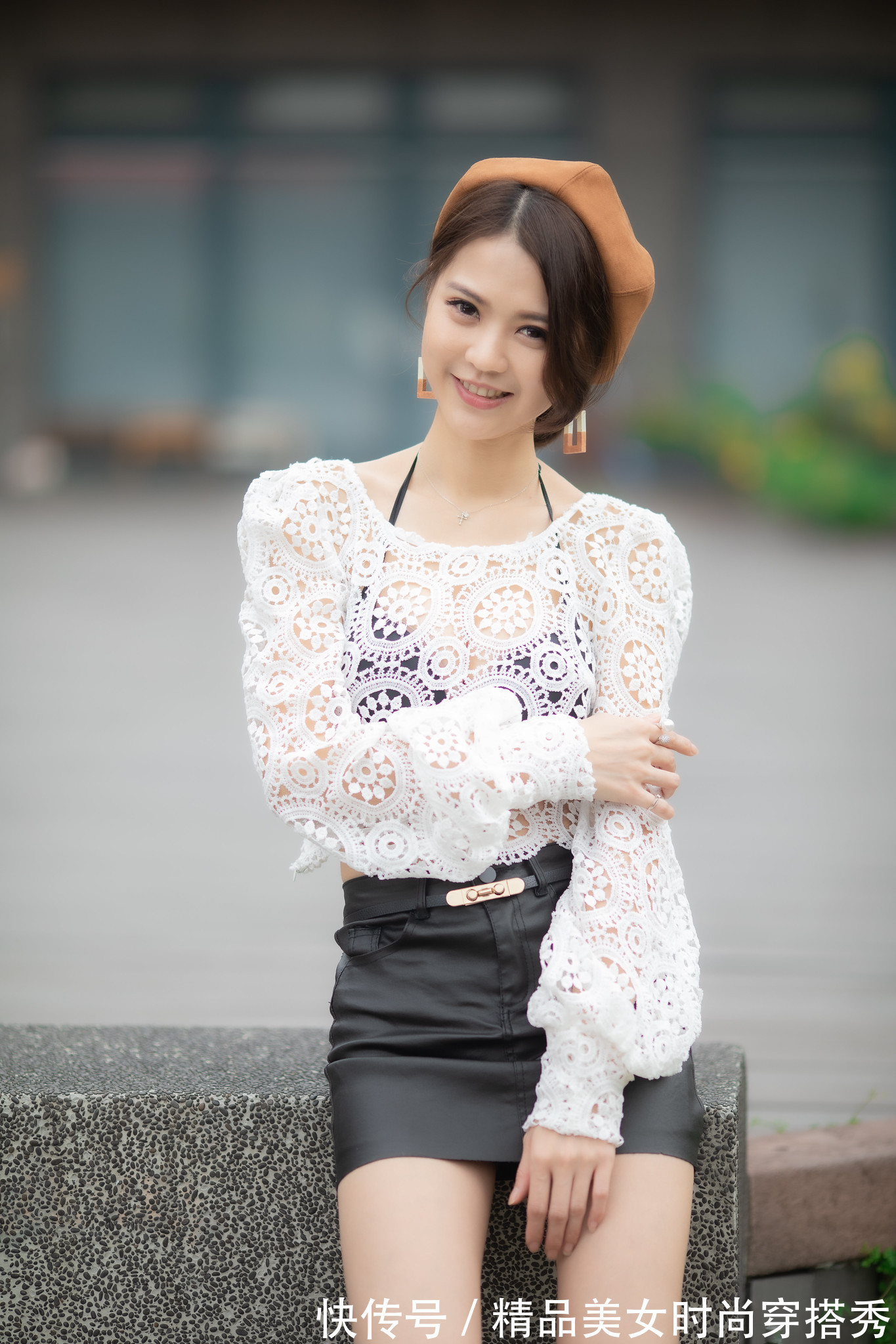 短裤裙|白色钩花蕾丝罩衫搭配西装短裤裙,惊艳绝伦,诠释靓女风韵