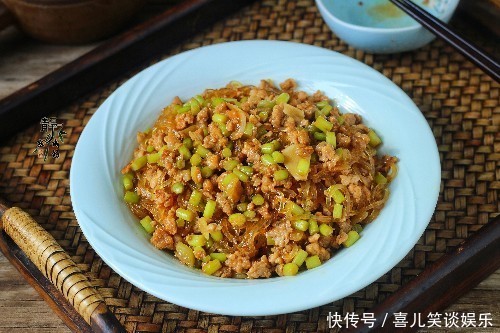 家常|下饭菜肉末炒粉条的家常做法,照着做,粉条不坨也不粘锅,倍儿香