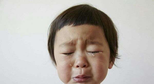 训斥|动不动就哭的孩子,与忍着不哭的宝宝,两者长大后有何区别?