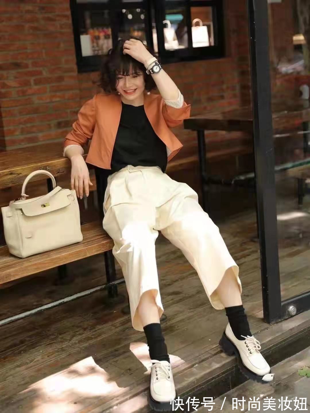 时髦|年过50岁的女人,学万能穿搭公式基础色+中性色,高级时髦