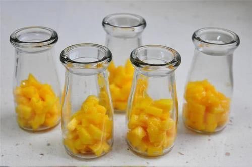 不用|1个芒果1盒牛奶,简单做春天最美味的小甜品,不用吉利丁也Q弹