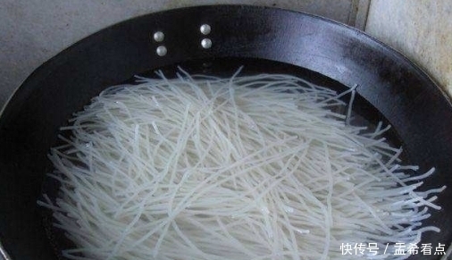 泡软|泡粉条万万不可直接加水,老师傅教我一招,2分钟轻松泡软有嚼劲