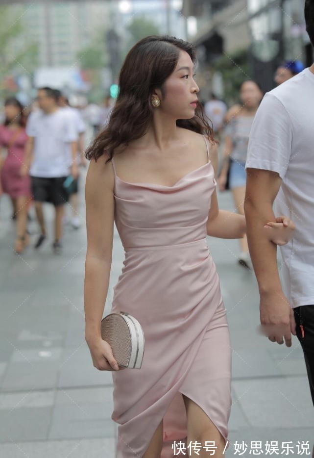 尼龙类 粉色裹身裙乍一看以为是“袈裟”,搭配彩色珍珠高跟鞋时尚感满满