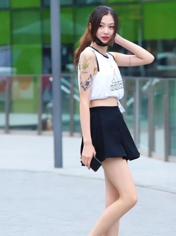 街拍:亭亭玉立的美女,外套配白色短裤,时尚优雅帅气