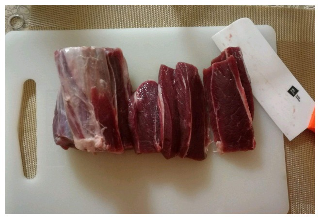 做牛肉有技巧,切肉时用对方法,牛肉不老不硬,口感比豆腐好