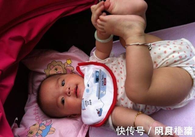 爸爸妈妈|4个月宝宝发现自己有jio，抱着玩很可爱，宝妈：可穿袜子费劲啊
