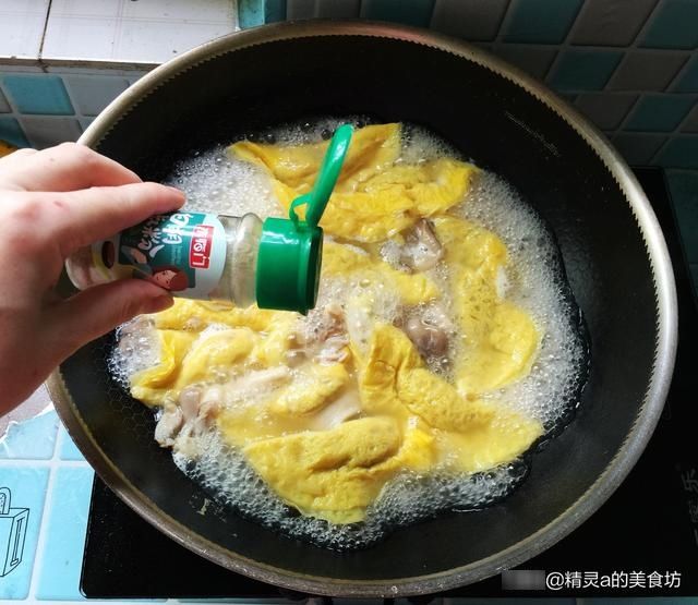 蘑菇|天凉了，适合早餐喝的汤，2样食材一起煮又鲜又香，家人很满意