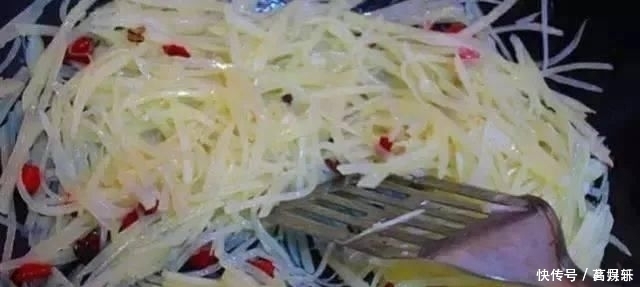 炒土豆丝时不要直接焯水,多做“这一步”土豆丝又亮又脆还入味