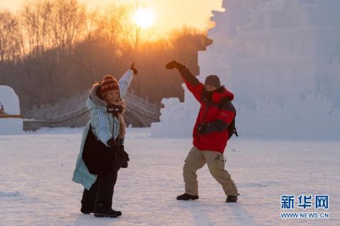 走进“雪雕博物馆” 畅享冬日“雪趣”