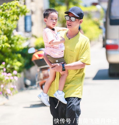 hoho|爱国先锋！陈小春1岁半小儿子正面照曝光，手执国旗开心挥舞狂奔