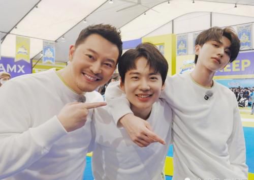 郭麒麟回归《奔跑吧》,谁留意到蔡徐坤第一反应?真实交情藏不住了