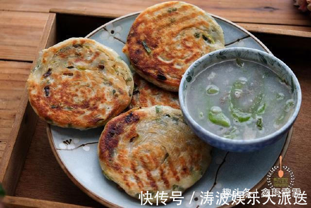面团|葱油饼最好吃的做法，又香又软，一分钟一个，看看你喜欢吃不