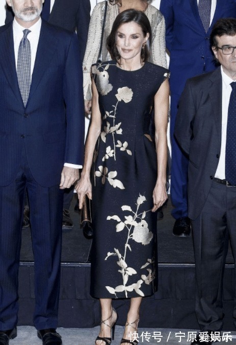 凯特 莱后和凯特同穿蓝色印花裙一个裙子太松垮显胖,另一个活泼娇媚