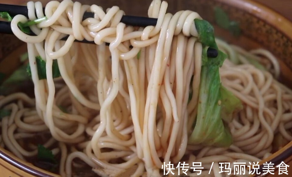 这才是重庆小面的正宗做法,讲解详细到位,香辣爽口,开胃又解馋