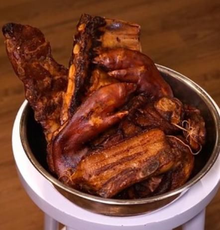 五花肉|农村才能做烟熏肉？学会这招，城里也能熏，味道更香，放1年不坏