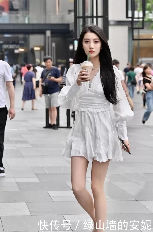 一双半套的丝袜结合一双气质的皮质高跟鞋，显得特别的有魅力