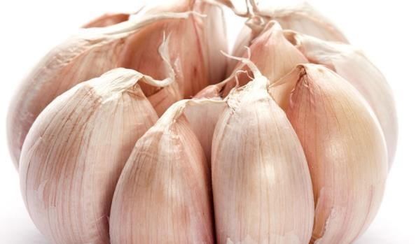 日常生活中|这4种大蒜最好不要买，看看你家有吗？别再吃了，直接丢掉吧！