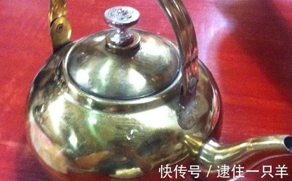 水垢|烧开的自来水里有水垢,长期喝会影响健康吗?和您分析