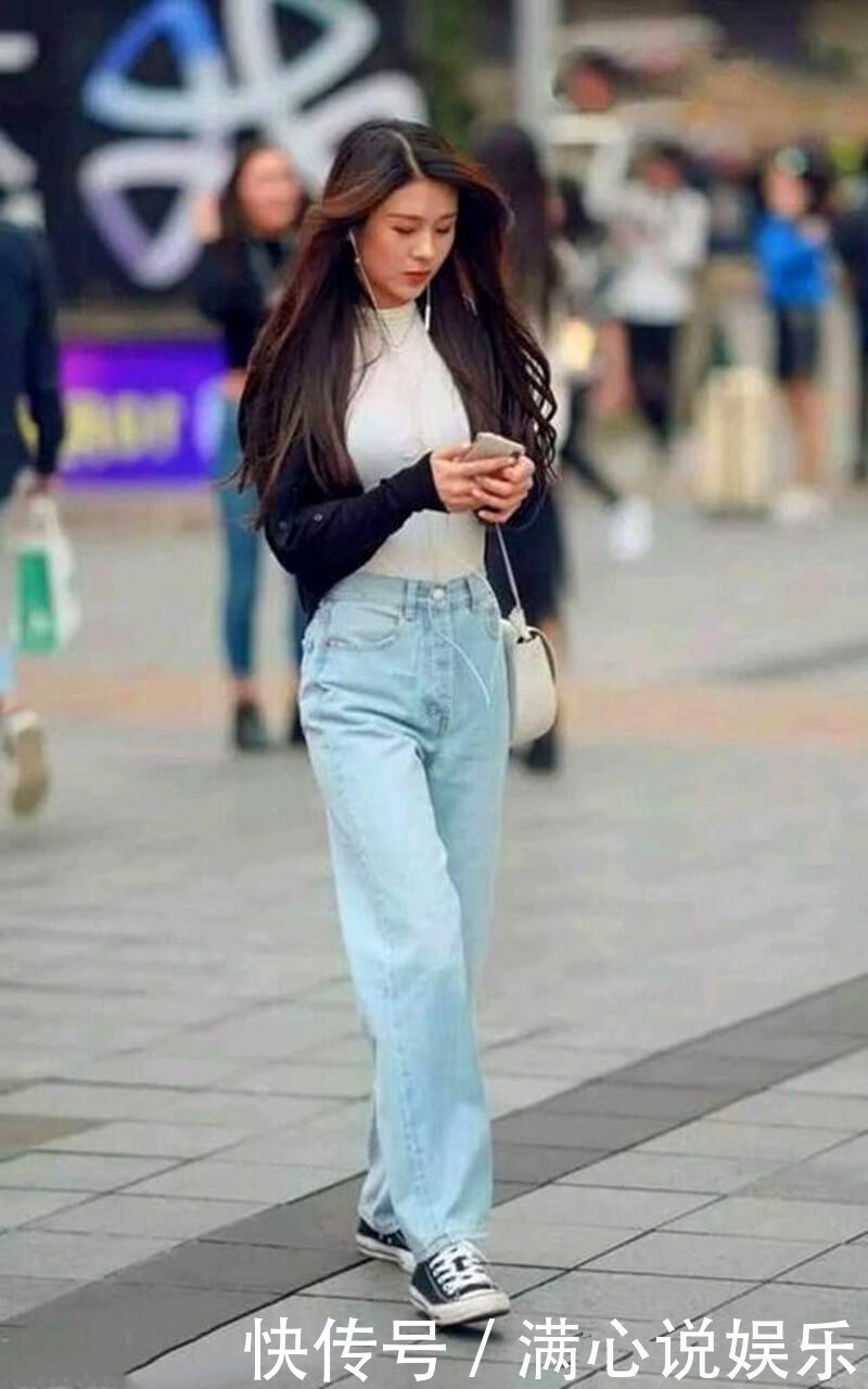 洋娃娃|路人街拍,小姐姐身穿超棒,白色衬衣搭配牛仔裤时尚又性感