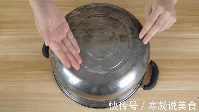 不用钢丝球擦,1张纸去除不锈钢锅污渍,恢复光亮有光泽,太省事