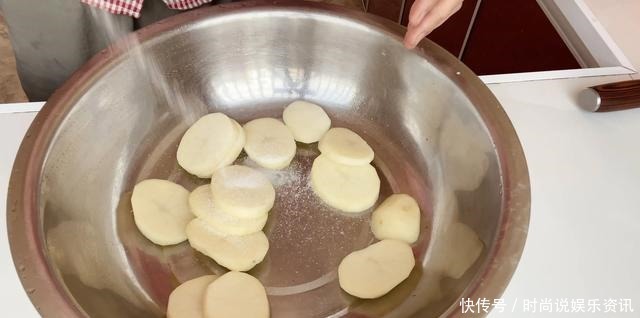 土豆不要再炒土豆丝了,教你新做法,家人都抢着吃,太香了!