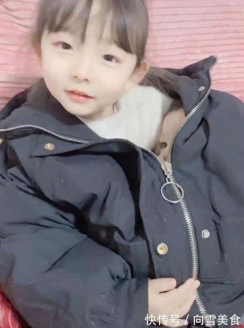 孩子|“超暖姐姐”火了,怕弟弟着凉揣怀里取暖,网友:打弟弟要趁早