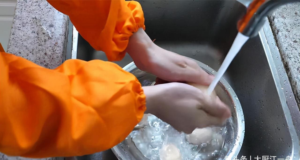 水煮鸡蛋,切记不要冷水下锅!教你这3招,蛋壳一碰就掉