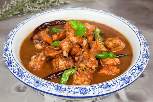 炖鸡肉,最忌直接下锅炖,多做这2步,鸡肉鲜嫩又入味,还不会腥