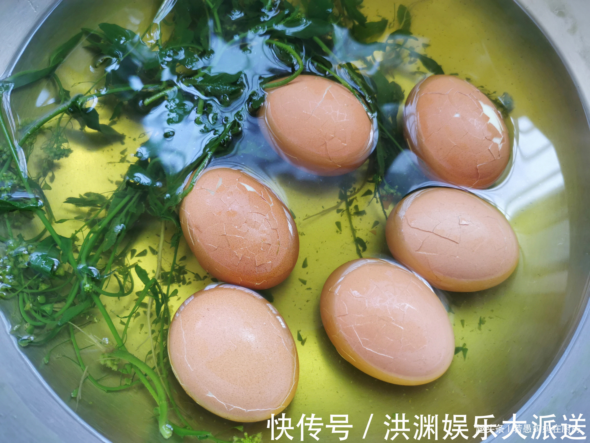 煮鸡蛋该用冷水还是热水教你煮鸡蛋的3个小窍门，不粘壳还好剥