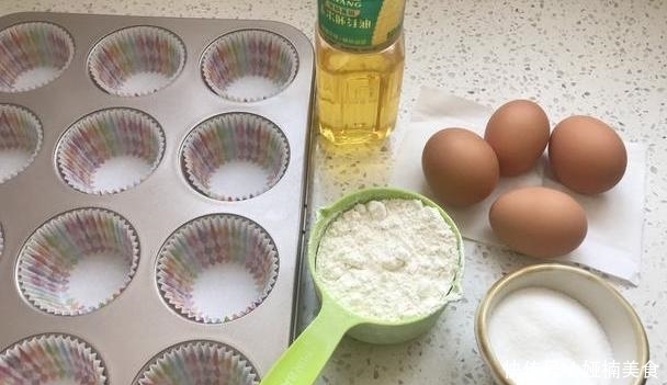 蓬松暄软老式蛋糕做法,不用水一锅出12个,几十年吃不腻