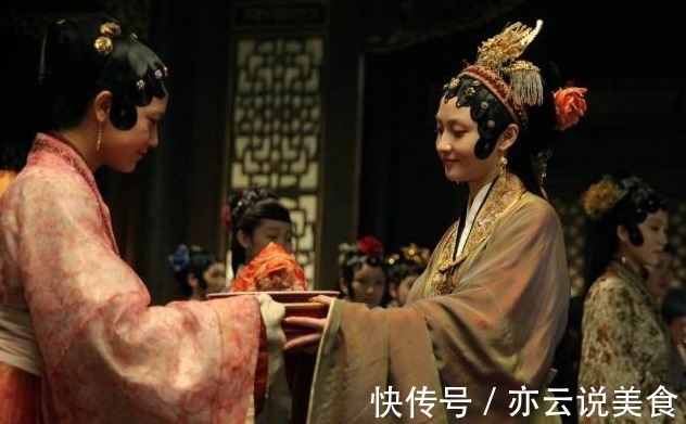 贾母!红楼梦中,贾母为何喜欢将自己吃一半的东西给别人吃原因很简单