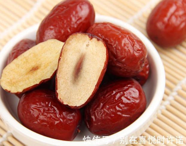 枸杞枸杞|黄芪和3种食物一起泡水喝，补气还补血，“脾胃”也能得到营养！