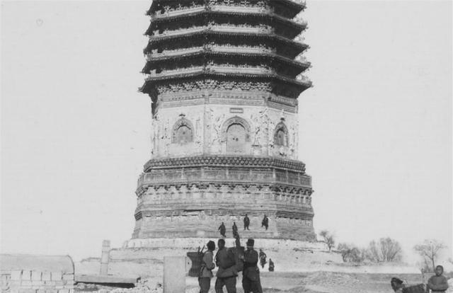 齐聚|1900年八国联军侵略北京城旧照,外国士兵齐聚天坛与被掠夺的佛塔