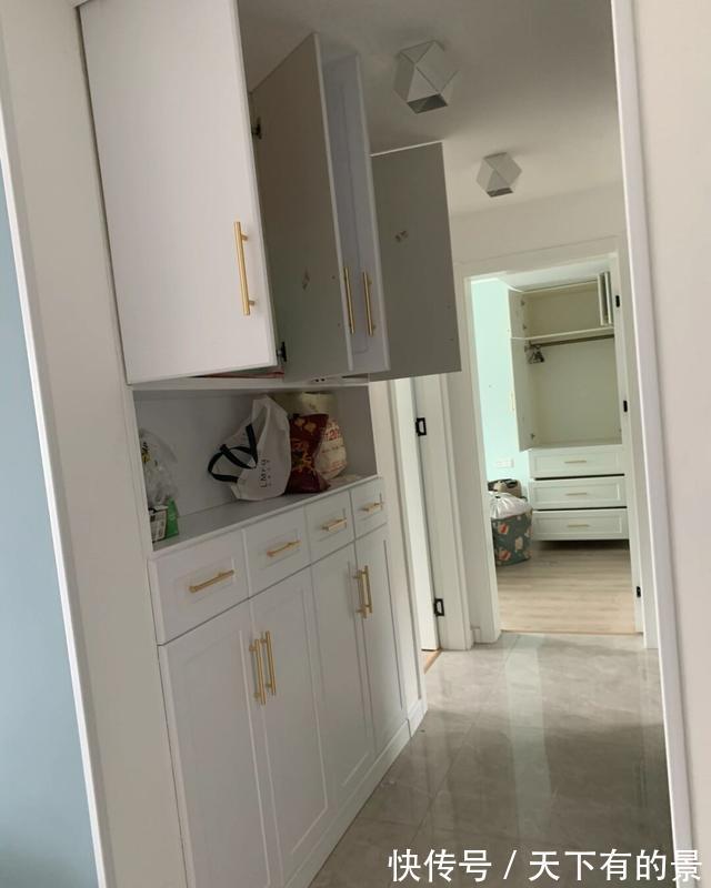 榻榻米|耗时半年新房终于完工,北欧风格很满意,过道设计柜子很实用