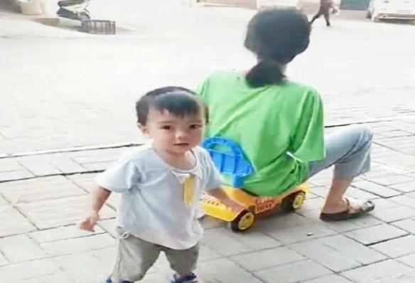 宝妈|小姨带娃的路子有多野看完这几张图，网友这届小姨跟宝宝有仇