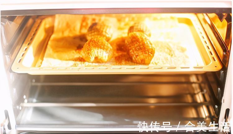 土豆的创意吃法,放进烤箱里面一烤,外脆里软,相当好吃