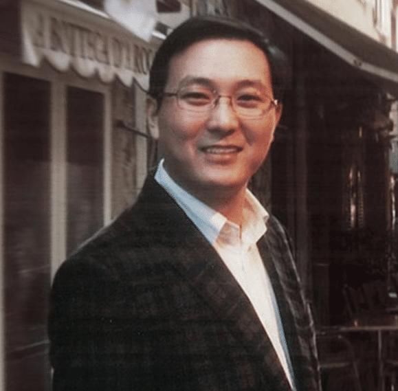 董卿素颜接孩子，却意外暴露贵族学校，网友：一年学费近20万