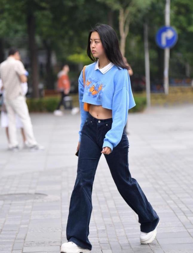 百褶裙|街拍小姐姐时尚的针织衫搭配百褶裙,非常有气质,少女感十足