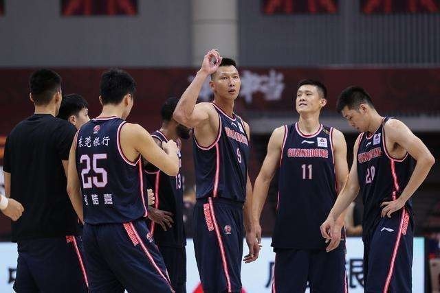 广东男篮|广东男篮是否具备卫冕的实力?张德贵赛后道出实情,徐杰说得没错