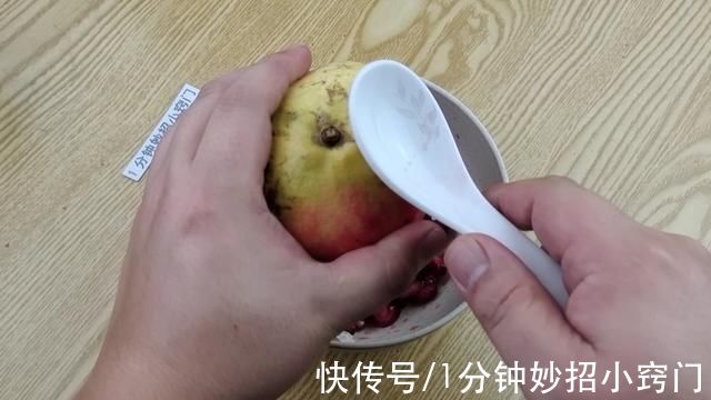 勺子|石榴有一个机关，勺子轻轻一敲，石榴籽自动脱落，1分钟一大盘