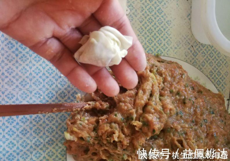 馄饨|小馄饨肉馅要加生粉吗?看馄饨店主如何调馅,鲜嫩抱团有诀窍