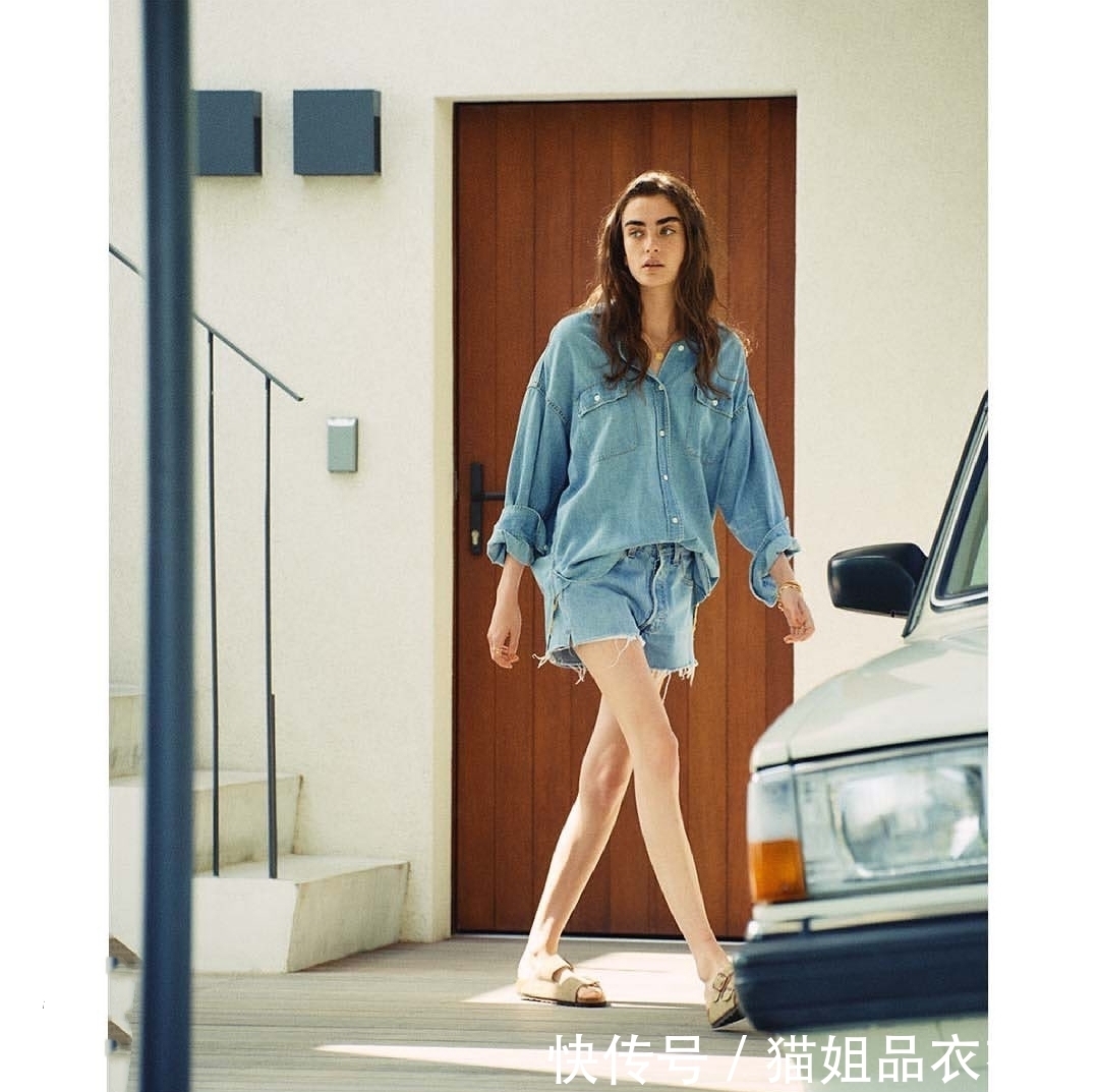 越简单越挑人，参考她的“随性极简风”搭配，全程穿凉鞋，美极了