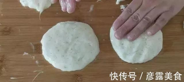 早餐饼的新吃法，不揉面不擀面，筷子一搅，比包子油条好吃，真香