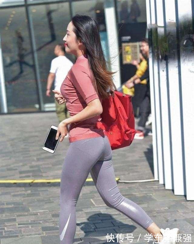 包包 棕色筒状包包搭配黑色短袖,穿出高级感、优雅风,走出学院范!