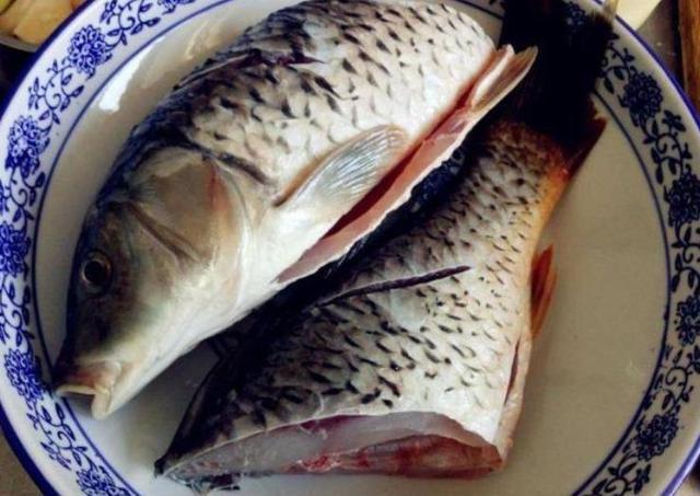 煎鱼在鱼身上抹点“它”,不粘锅不溅油鱼皮不破,现在知道还不晚