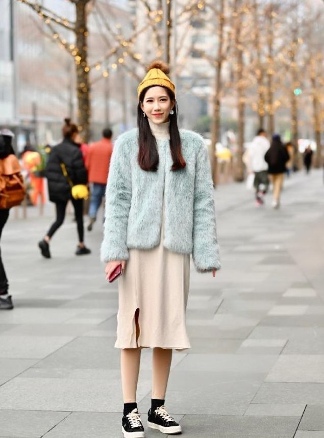 街拍:好养眼的小姐姐啊,看到她以后,心情马上变得好起来