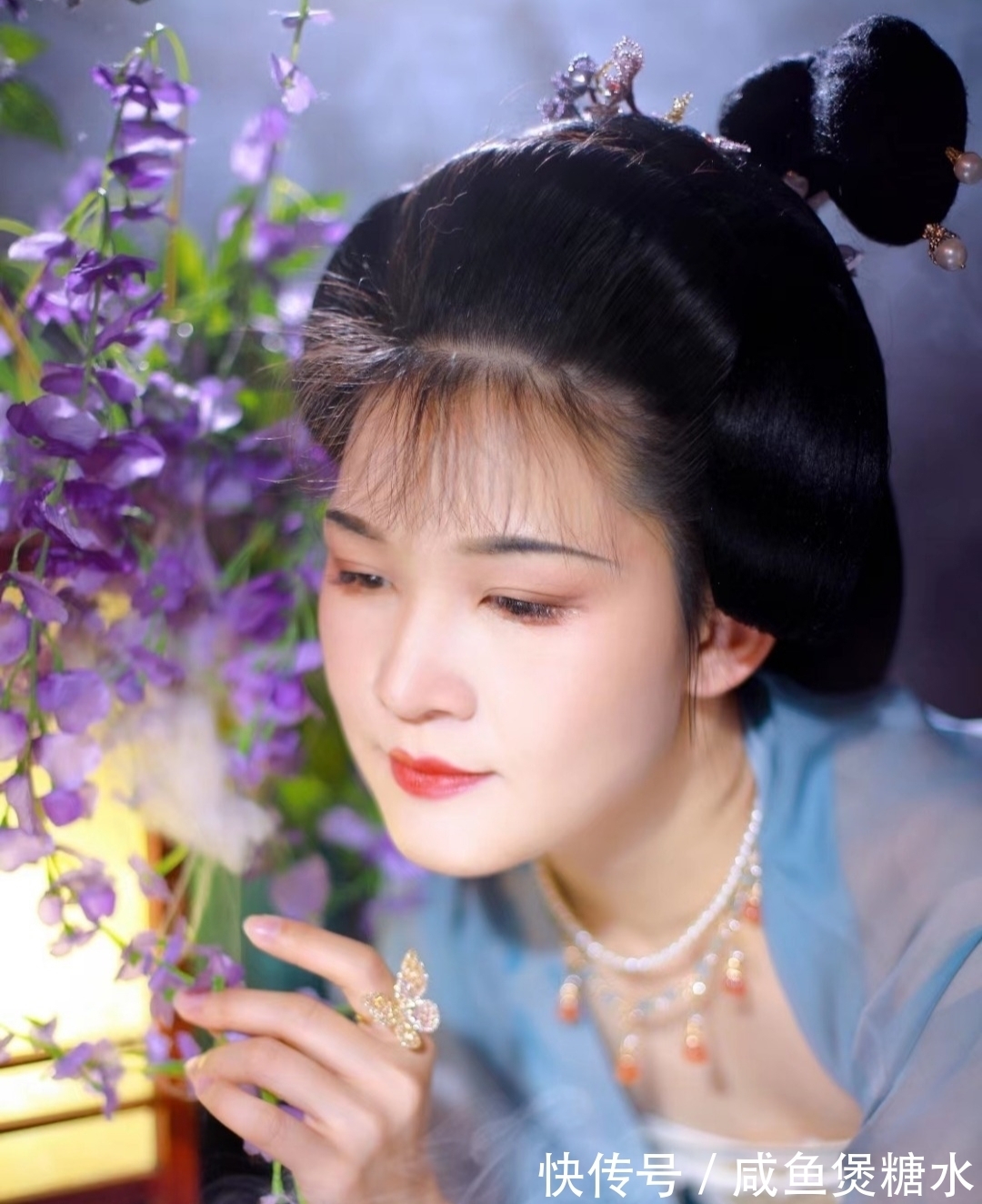 千秋!小草七律:一岁荣枯多险梦,千秋功过任闲评