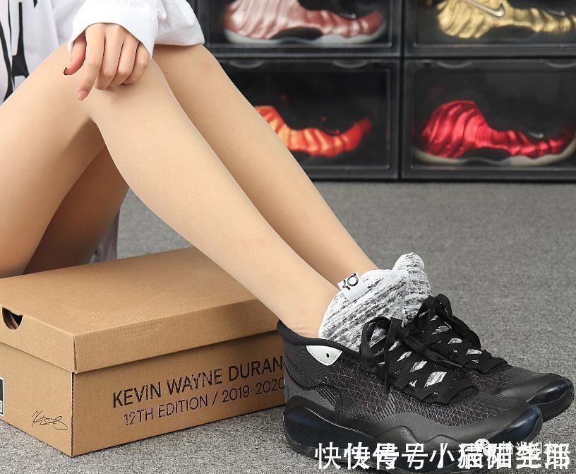 全掌 杜兰特12代“黑武士”篮球鞋,灰色鞋身,鞋帮内侧蓝色标签点缀。