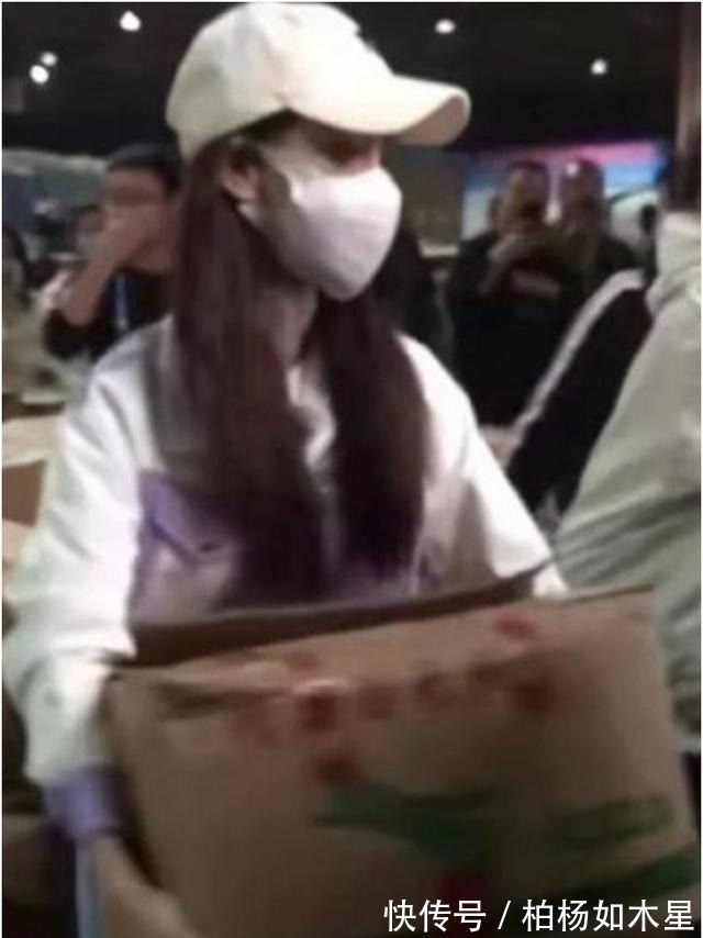 跑男團(tuán)|Baby錄節(jié)目接地氣,凌晨四點(diǎn)現(xiàn)身菜市場搬運(yùn)貨物,身材纖細(xì)瘦小